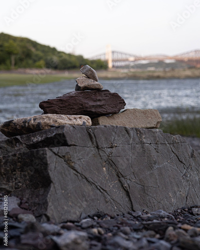 Stacking rocks © Sebastian Arias