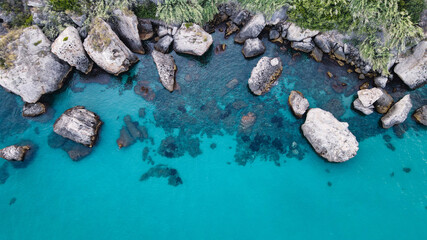 Keuken achterwand Turquoise Gladde kiezelstenen op het strand  © Pawe