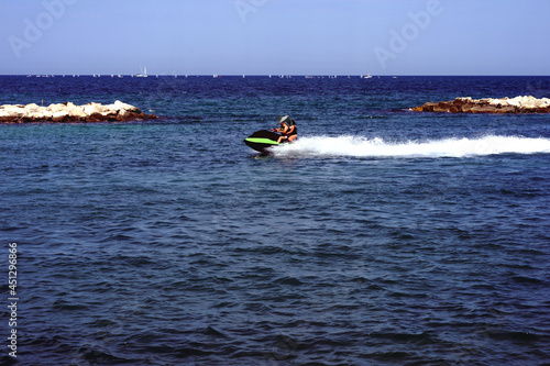 Gabbiano sulla scia di una moto d'acqua veloce photo