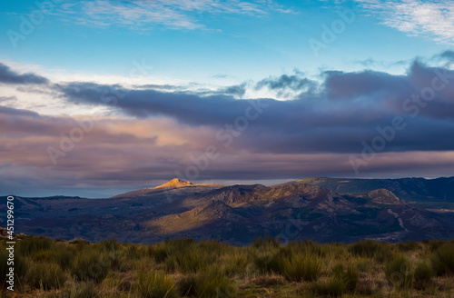 Bonita paisagem natural com cume da montanha iluminado pelo sol