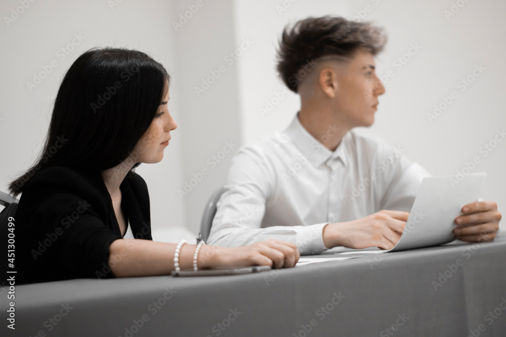 Hombre empresario y mujer joven en una conferencia de trabajo Hombre empresario y mujer joven en una conferencia de trabajo