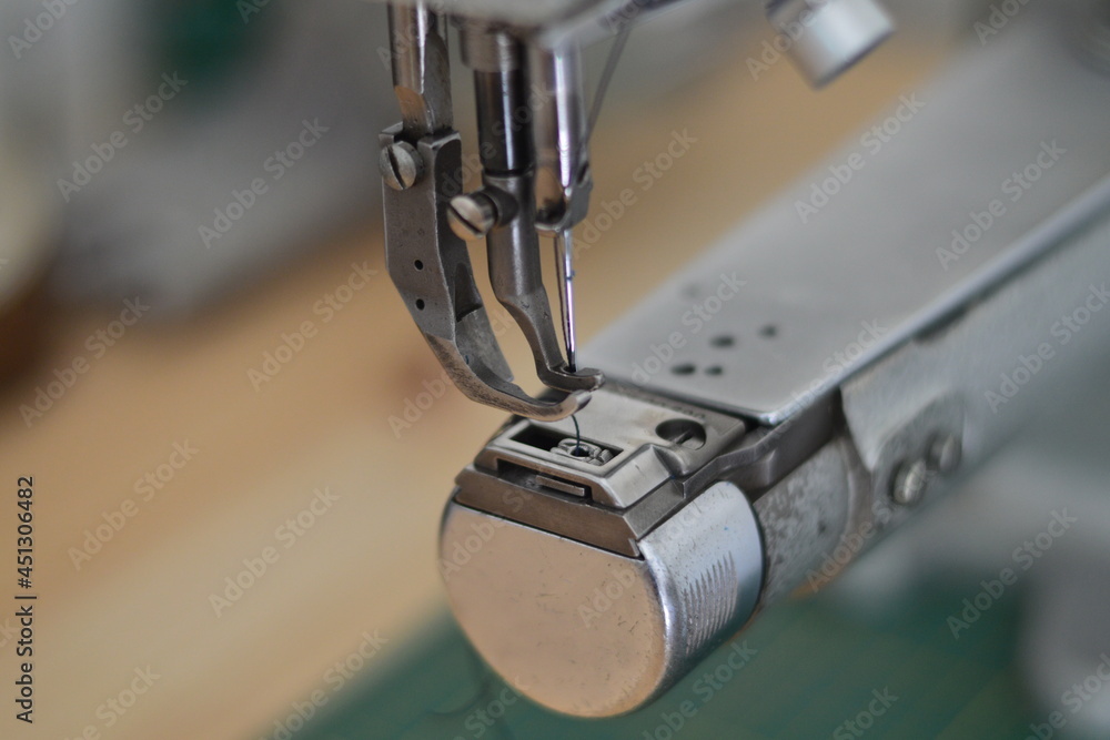 Fototapeta premium Machine à coudre le cuir à canon
