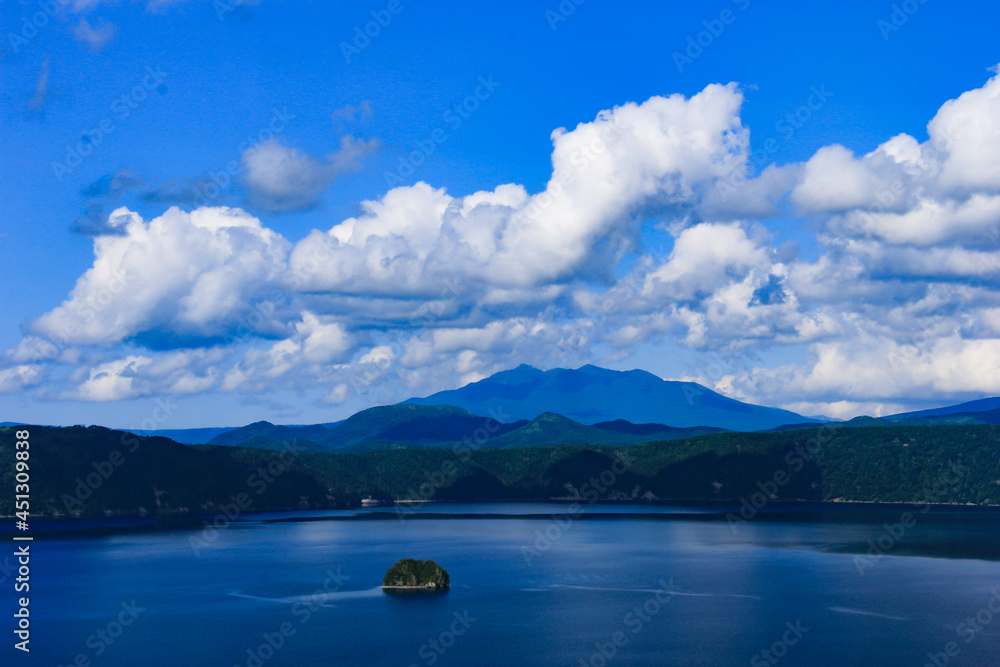 Obraz premium 北海道の夏 摩周湖と斜里岳遠景