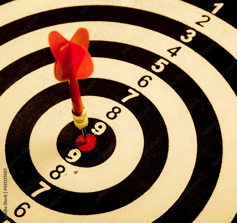 Stockfoto med beskrivningen Dart in Bullseye Adobe Stock