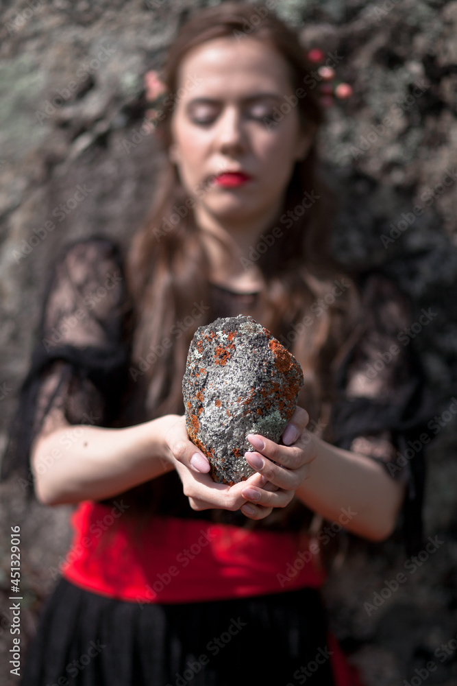 Naklejka premium beautiful girl, brunette in a black dress with a red belt, photo session in the mountains, altai, red lips