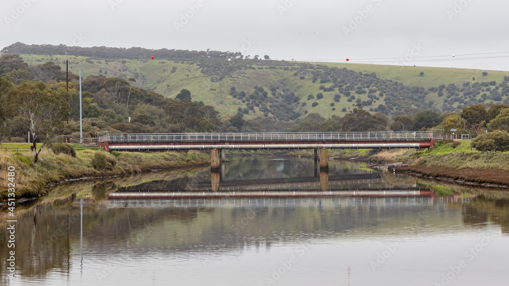 Obraz premium The old train line bridge over the onkaparinga river in the national park in seaford south australia on july 23rd 2021