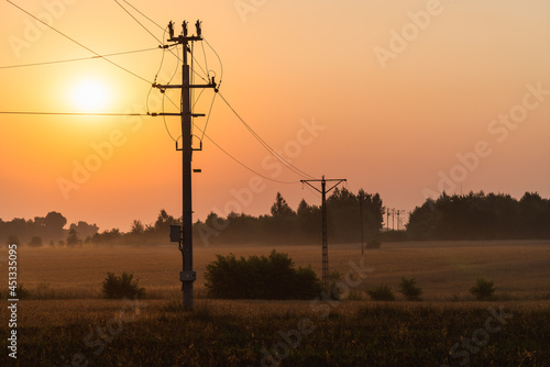 słońce i słupy sieci elektrycznej © Piotr Szpakowski