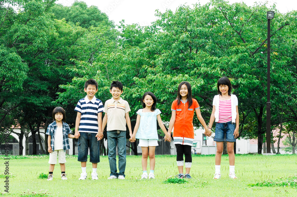 Obraz premium 手をつないで立つ子供たち