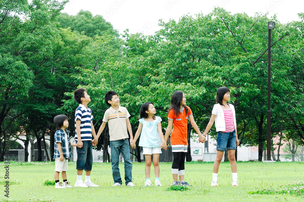 Obraz premium 手をつないで遠くを見ている子供たち