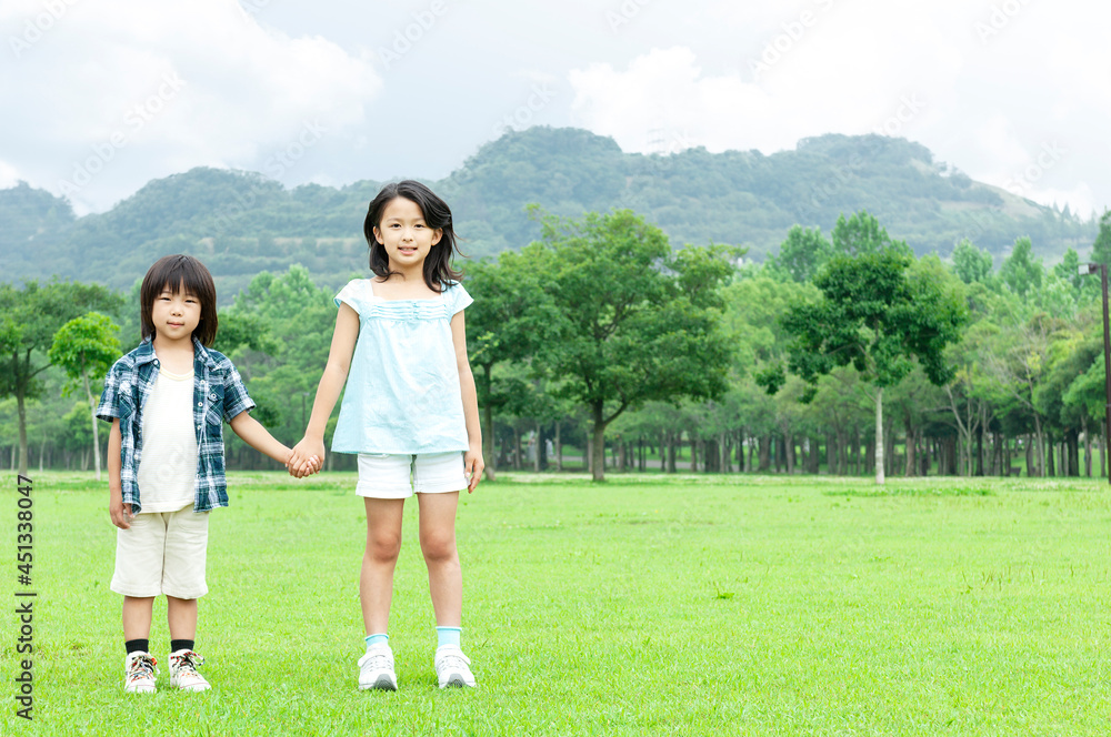 手をつなぐ男の子と女の子 手をつなぐ男の子と女の子