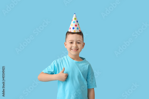 Little boy in party hat sho...