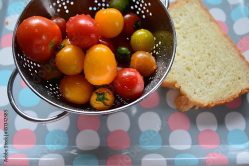 プチトマトとパン