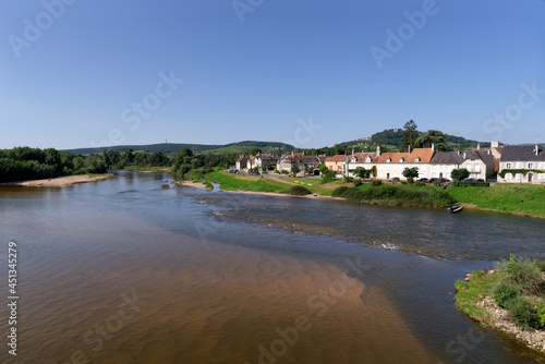 Fototapeta Naklejka Na Ścianę i Meble -  Sain-Satur village and Loire river bank