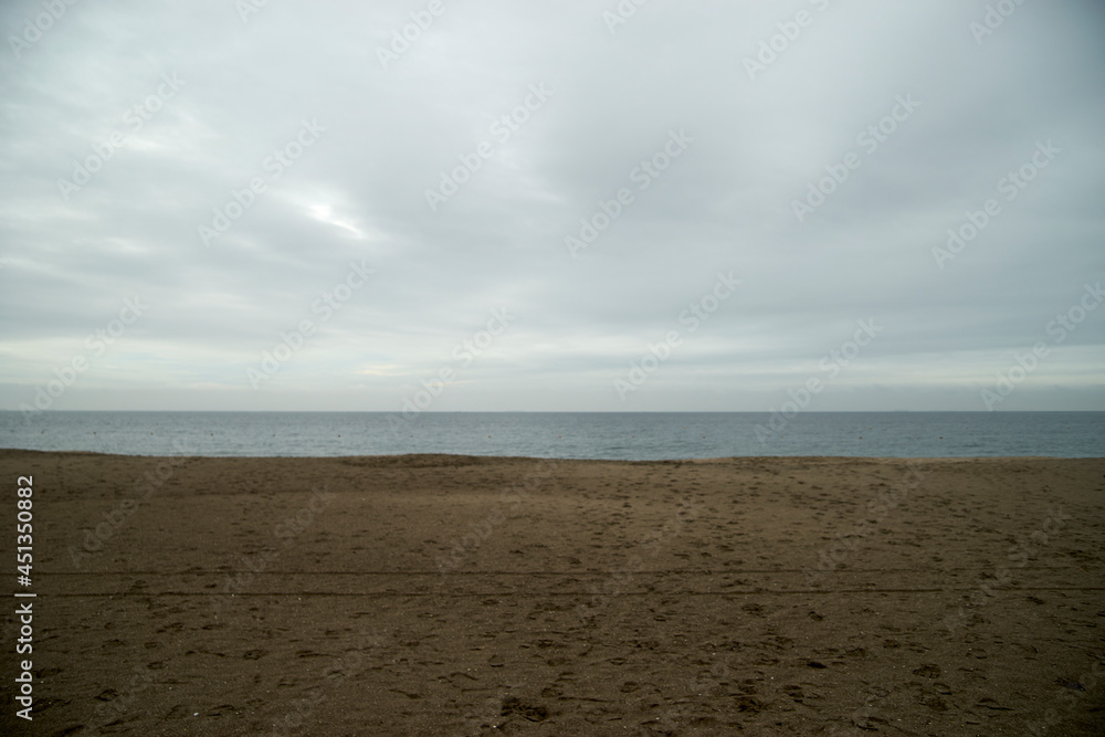 海岸・暗い・曇り空・砂浜・海・風景 海岸・暗い・曇り空・砂浜・海・風景