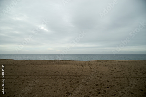 海岸・暗い・曇り空・砂浜・海・風景