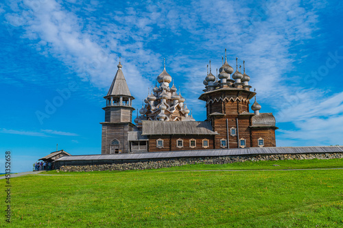Fotografi View of the wooden buildings of the Kizhi churchyard