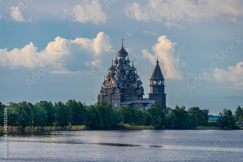 Fotografi View of Kizhi churchyard from the lake.