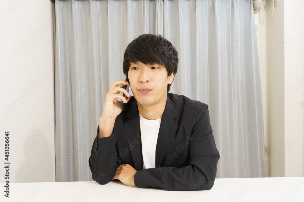 オフィス 電話をする男性 オフィス 電話をする男性