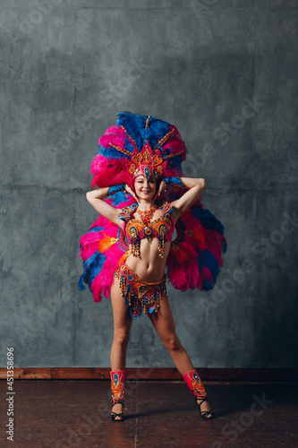 Photography Woman in brazilian samba carnival costume with colorful feathers plumage