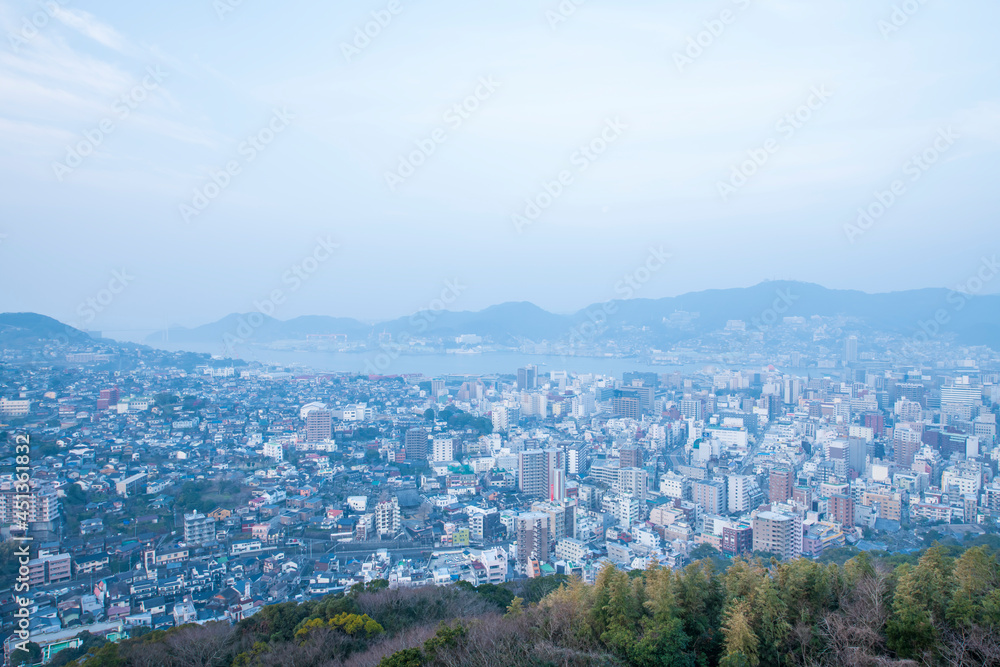 早朝の長崎市街地