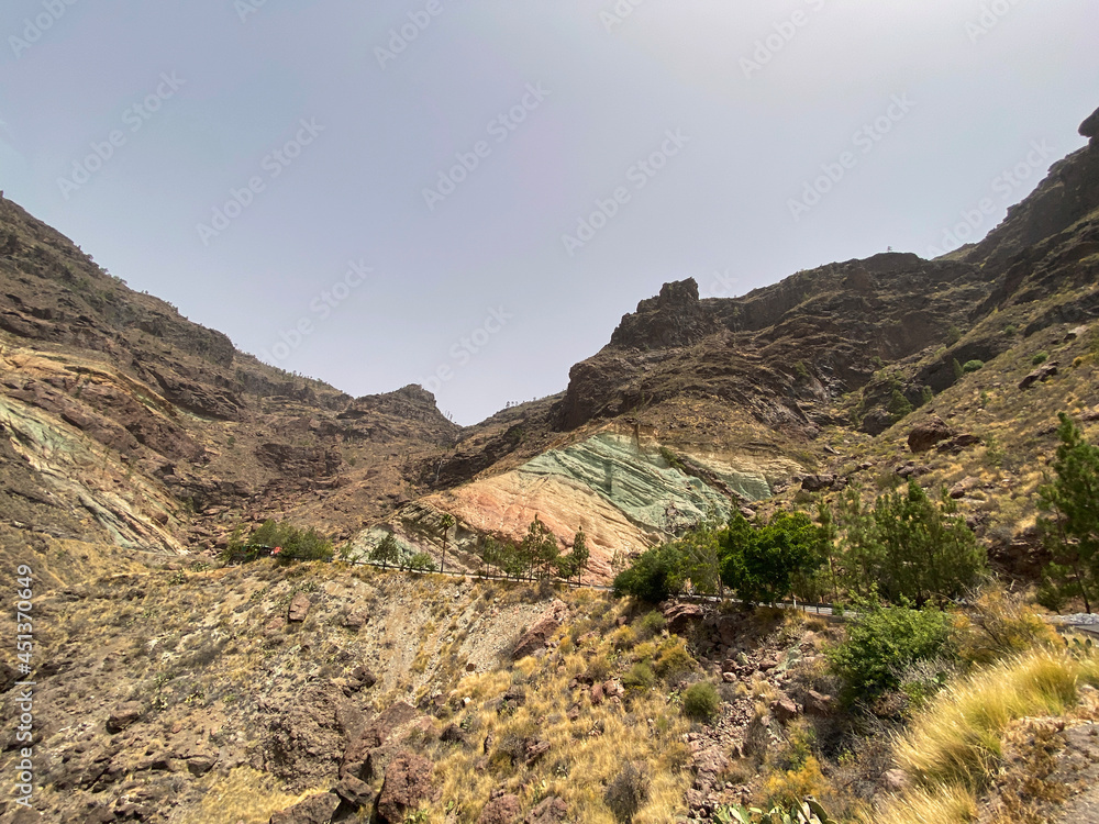 Montaña rocosa con diferentes capas de minerales geológicos. Islas Canarias, Gran Canaria