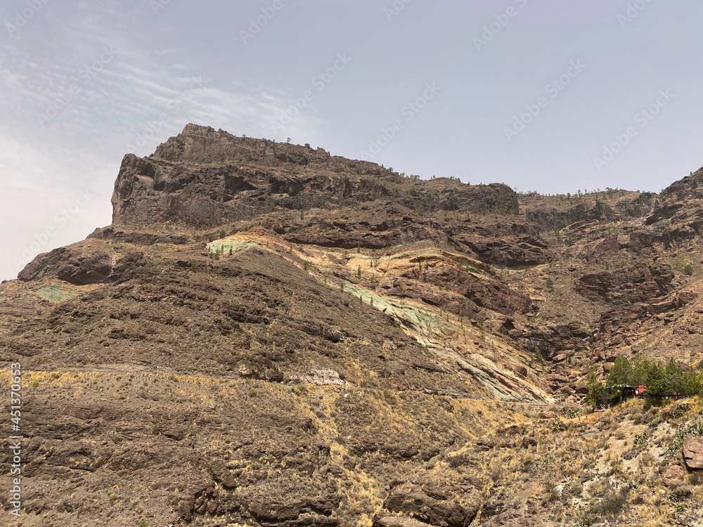 Montaña rocosa con diferentes capas de minerales geológicos. Islas Canarias, Gran Canaria