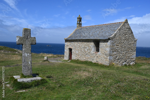 Chapelle Saint-Samson et sa croix en pierre sur la côte bretonne à Landunvez