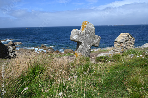 Croix en pierre face à la mer sur la côte bretonne à Landunvez photo