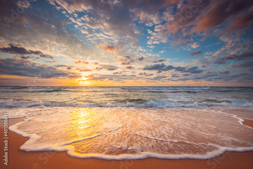 Fototapeta Naklejka Na Ścianę i Meble -  Beautiful cloudscape over the beach and sea at sunrise