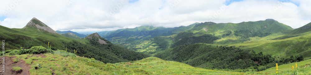 Panorama sur la Puy Griou, le Puy Mary la tête dans les nuages, Cantal, Auvergne
