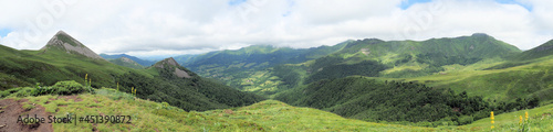 Panorama sur la Puy Griou, le Puy Mary la tête dans les nuages, Cantal, Auvergne