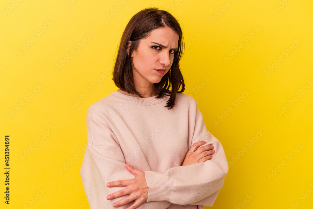 Obraz premium Young caucasian woman isolated on yellow background suspicious, uncertain, examining you.