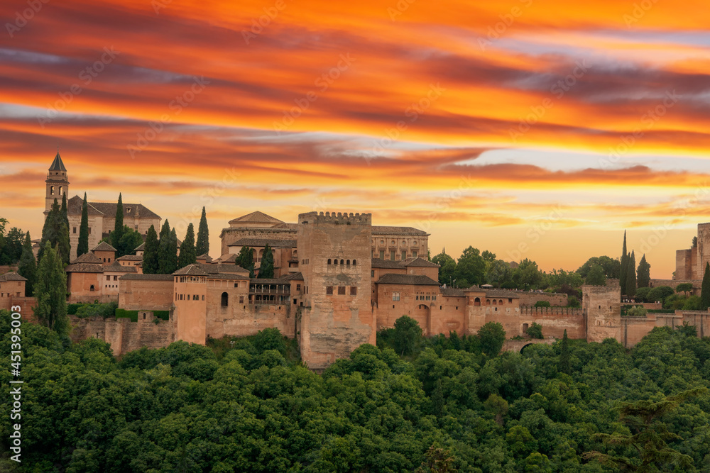 Hermosa alcazaba nazarí de la Alhambra de Granada, Andalucía