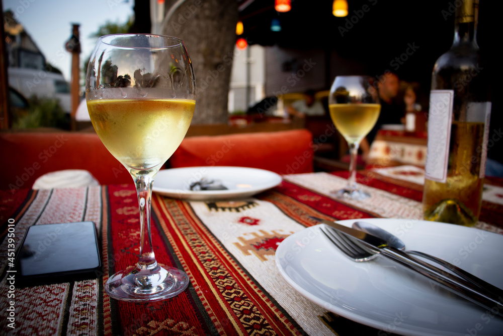 Obraz premium two glasses of white wine aperitif before a delicious dinner in a restaurant in istanbul turkey
