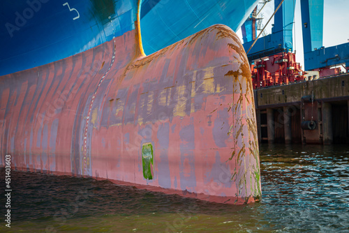 Bug Nase eines großen Containerschiffes mit vielen Schrammen photo
