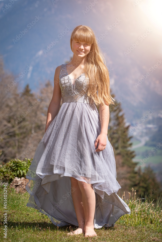 Mädchen mit langem Kleid Mädchen mit langem Kleid