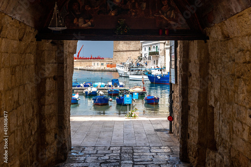 Widok na ort od strony miasta przez miejską bramę chroniącą gród przed atakami obcych, Monopoli, Puglia, Włochy
