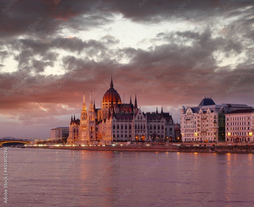 Obraz premium Parliament building of Budapest above Danube river in Hungary during the colorful sunset