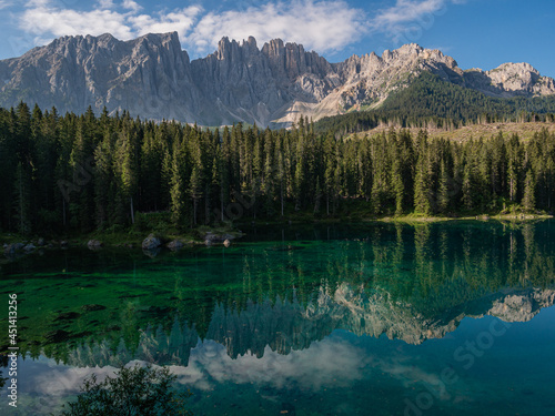 Fototapeta Naklejka Na Ścianę i Meble -  Der Wald und die Berge spiegeln sich im Bergsee