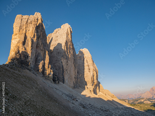 Die Drei Zinnen in Südtirol bei Sonnenaufgang