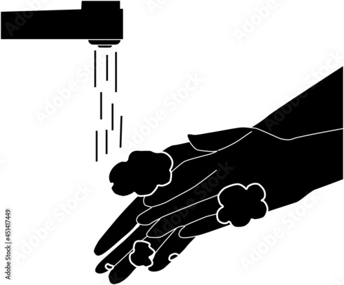 蛇口の水で手を洗うシルエット