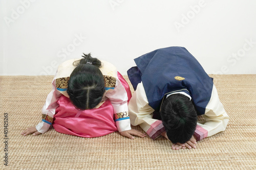 한복 입고 절 하고 있는 아이들 Kids doing Korean traditional bow with handbook