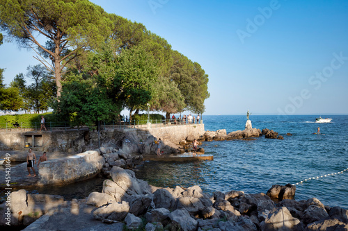 Obraz na płótnie Adriatic Sea resort. city beaches, vegetation and buildings. Seascape with a stone shore. w salonie