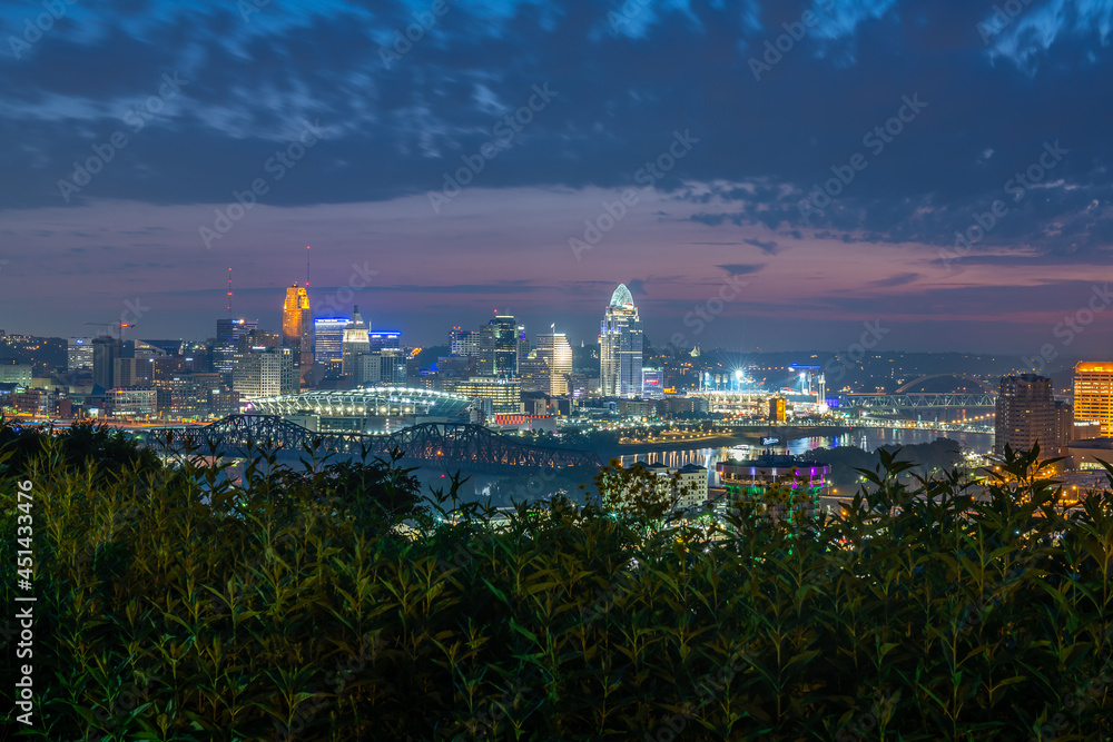 Fototapeta premium Sunrise over Cincinnati from Devou Park