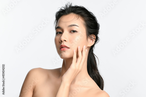 Fotografía Beautiful young asian woman with clean fresh skin on white background, Face care, Facial treatment, Cosmetology, beauty and spa, Asian women portrait