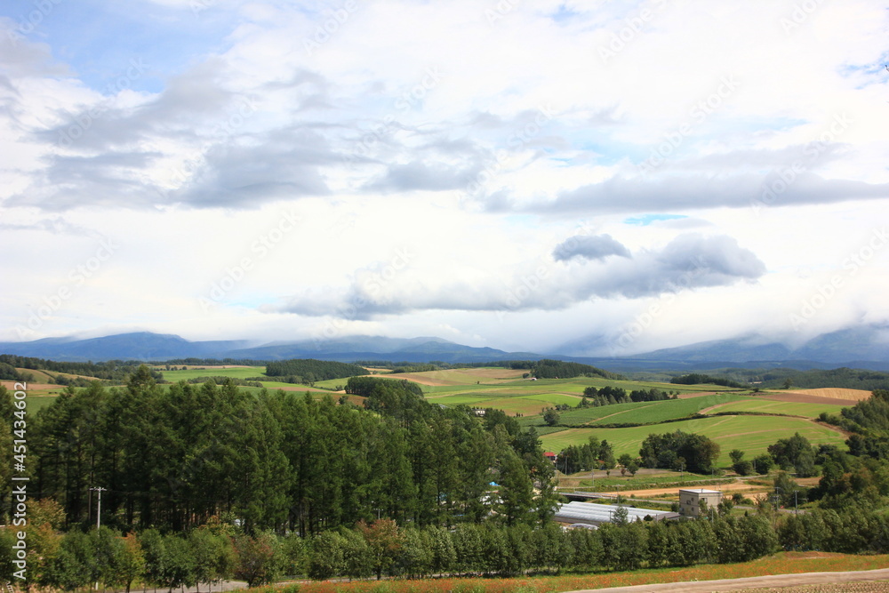 Naklejka premium 北海道の風景。四季彩の丘からみた北の大地 。