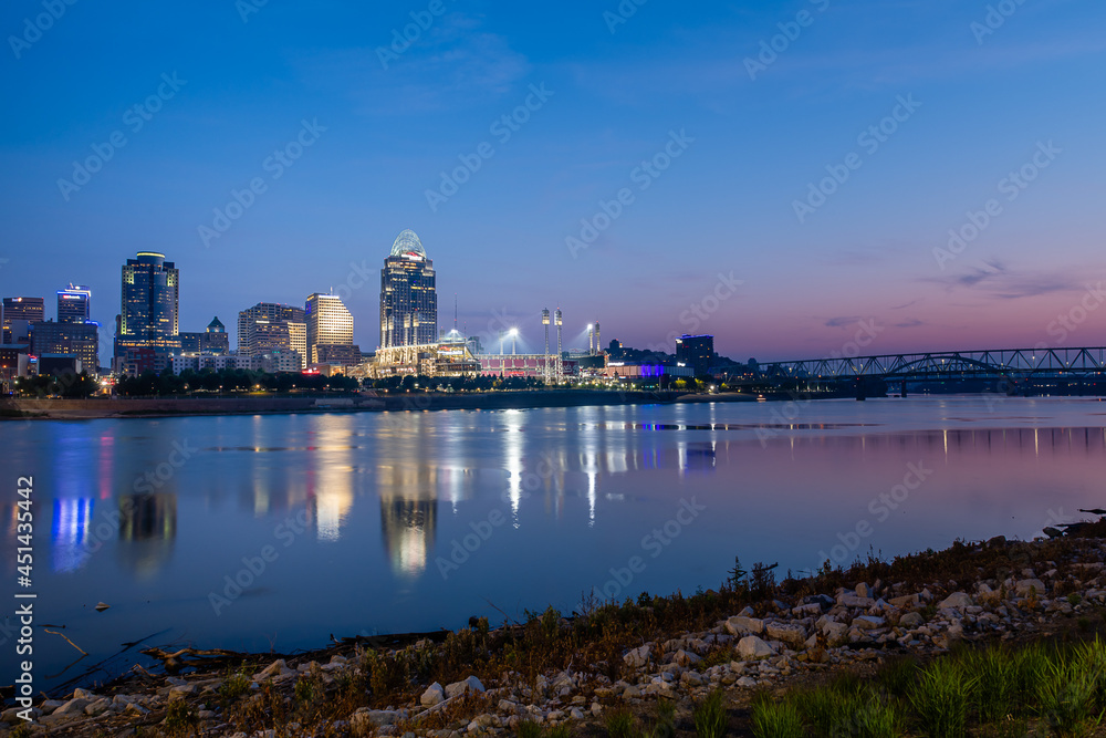 Fototapeta premium The Cincinnati Skyline at Sunrise