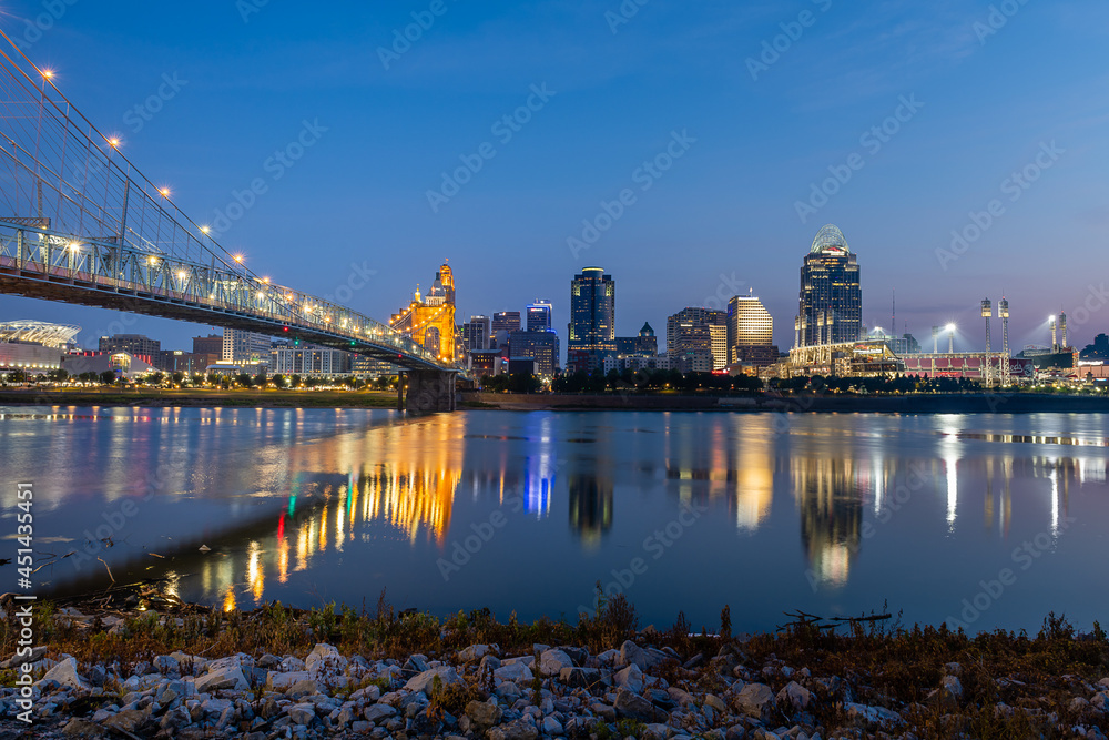 Obraz premium The Cincinnati Skyline at Sunrise