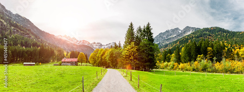 Wanderweg im Stillbachtal bei Oberstdorf im Allgäu