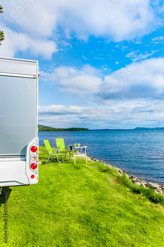 Wohnmobil am Fluss mit Campingtisch